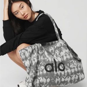 Alo yoga shoppers tote bag